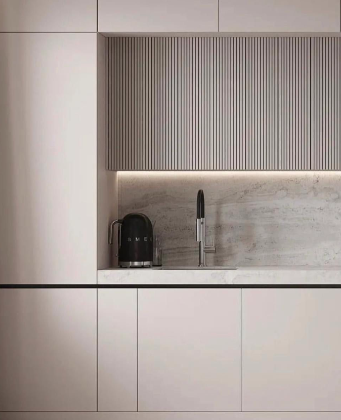 Bucătărie neoclasică la comandă cu fronturi frezate — proiect Kromatica București