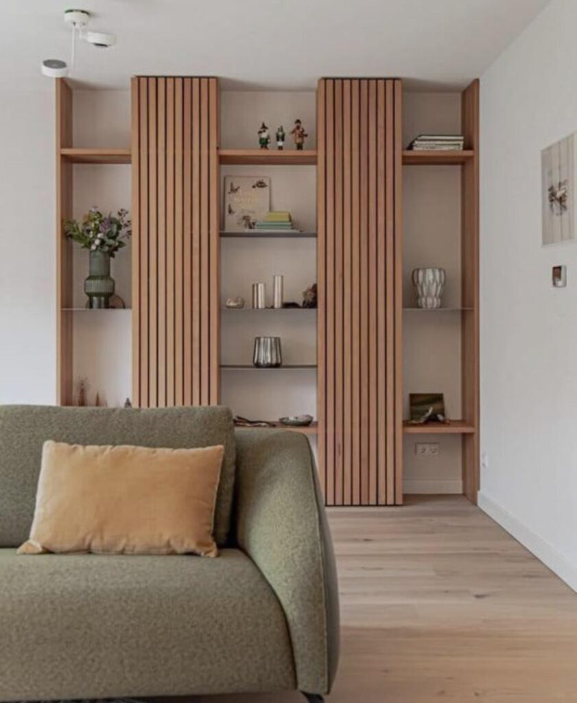 Living cu mobilier la comandă în tonuri calde și texturi naturale — Kromatica Pro Design