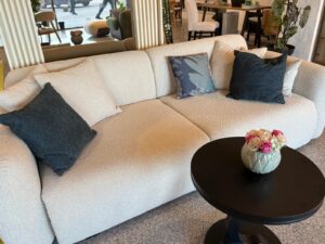 Canapea la comanda, dupa model sau poza, ori creata impreuna cu designerii nostri. Canapea confortabila, fixa sau extensibila, cu sau fara picioare, cu lada de depozitare daca se doreste. Materialul si culoarea la alegere, mostre in showroom. Consultanta specializata.