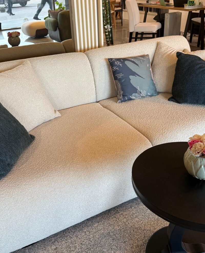 Canapea la comanda, dupa model sau poza, ori creata impreuna cu designerii nostri. Canapea confortabila, fixa sau extensibila, cu sau fara picioare, cu lada de depozitare daca se doreste. Materialul si culoarea la alegere, mostre in showroom. Consultanta specializata.